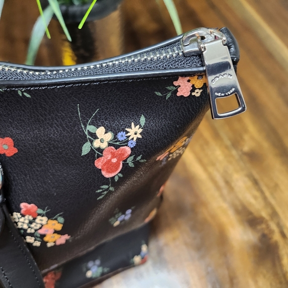 Coach - Picture 4 of 9